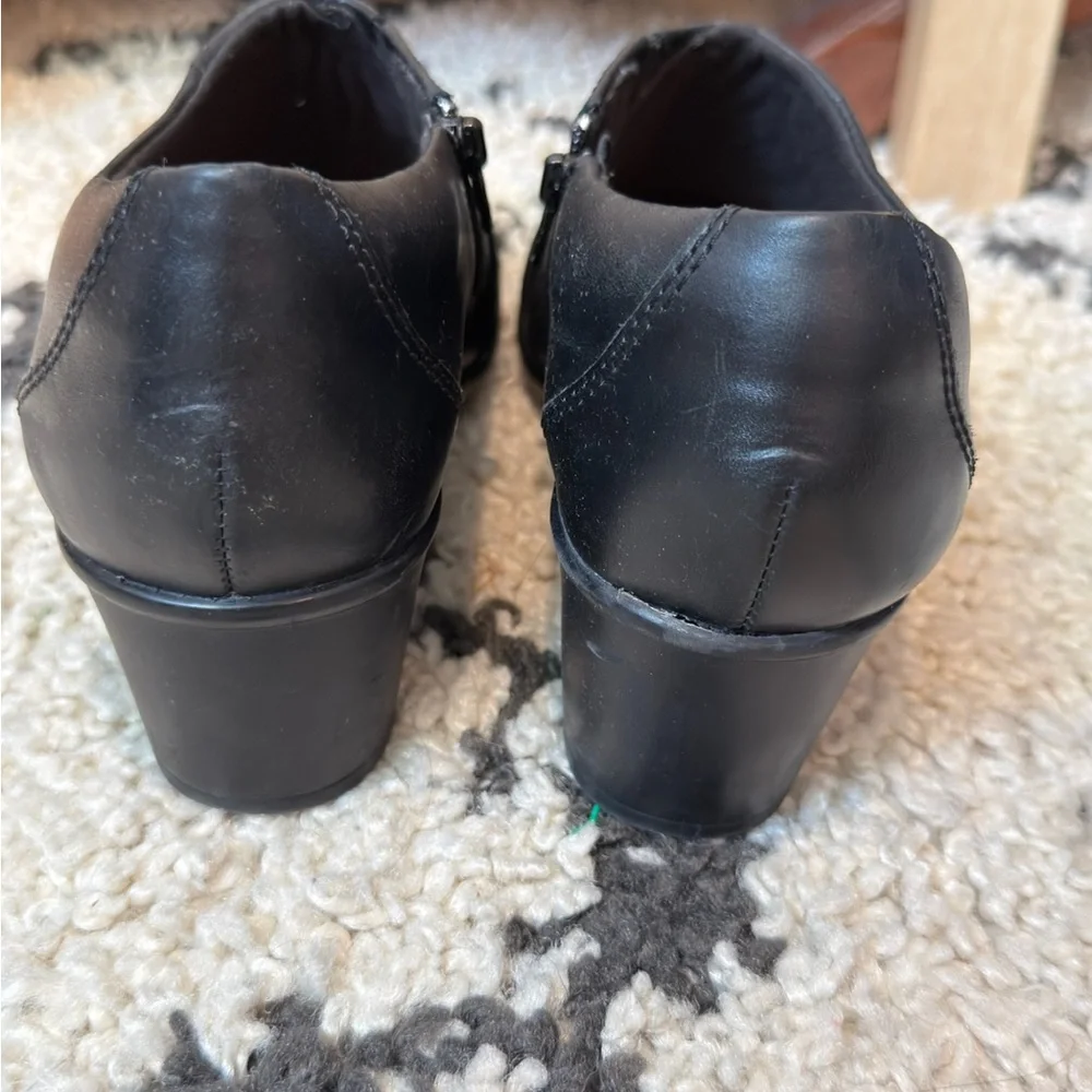 Clarks Black Leather Women’s Comfort Bootie Size 8